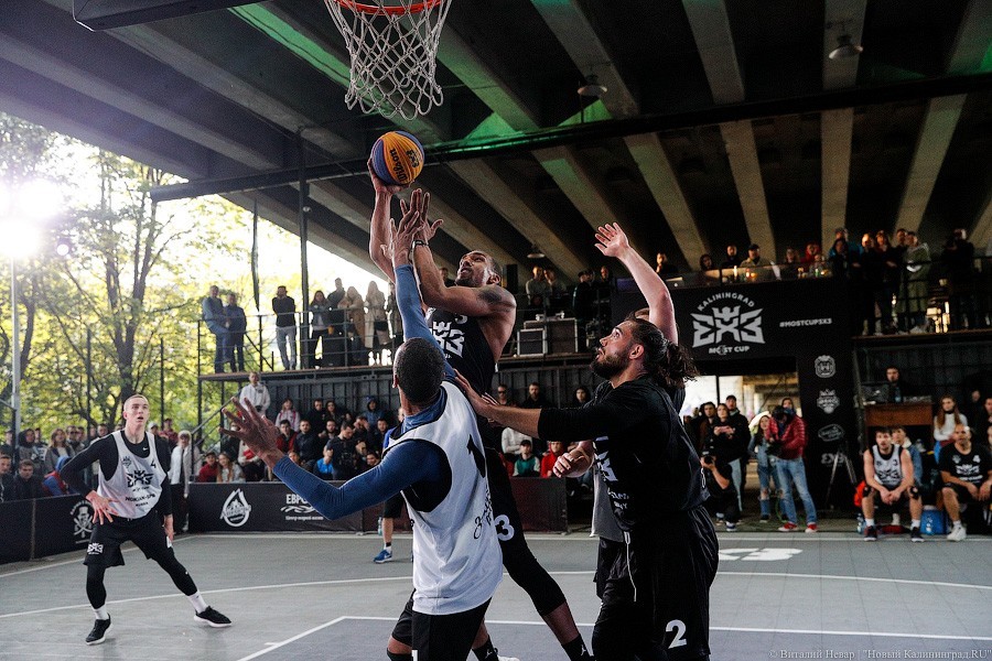 Слэмданк под мостом: в Калининграде прошел статусный турнир по стритболу (фото)