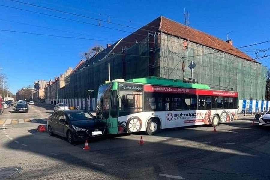 Выехал на «красный»: в ДТП с троллейбусом на Моспроспекте пострадал пассажир