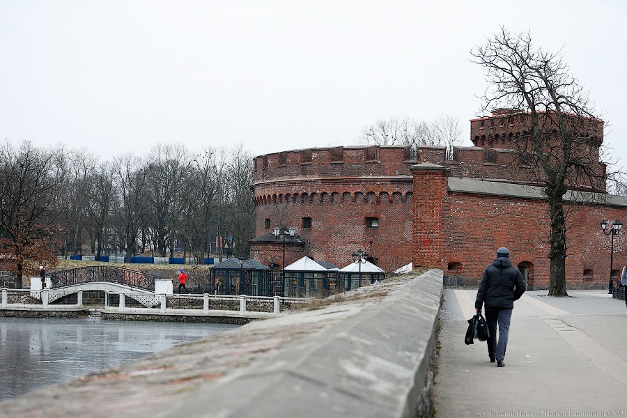 Много «курилок»: закончился монтаж новых палаток у музея Янтаря (фото)