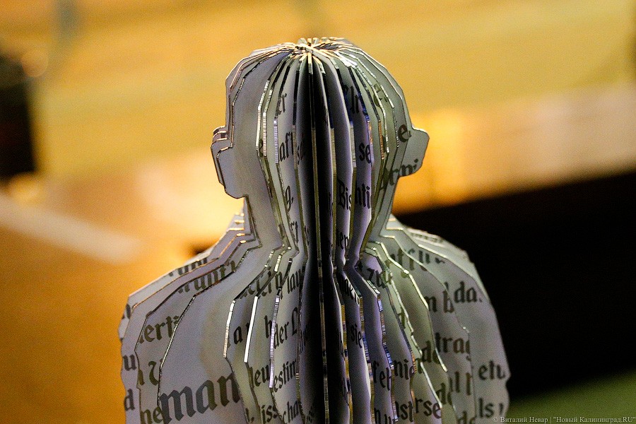 Кант не горит: на площади Победы приклеили скульптуру банкира Клюкина (фото)