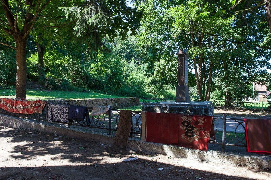 Под Черняховском жители сушат ковры на памятнике героям Гросс-Егерсдорфа (фото)