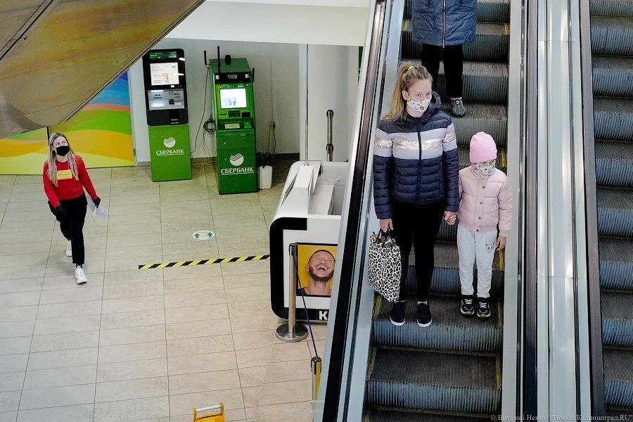 В масках и на дистанции: в Калининграде открылись торговые центры и парикмахерские