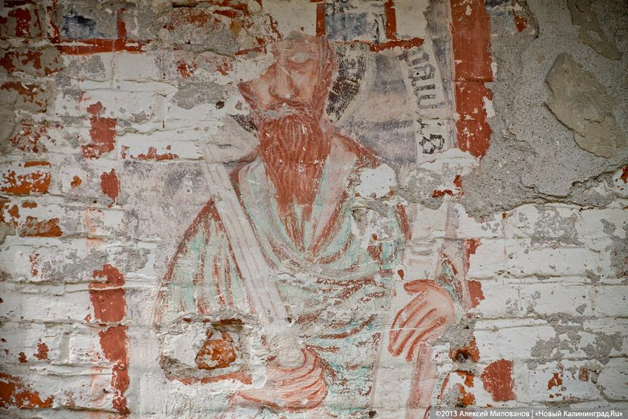 «А денег нет»: в переданной РПЦ кирхе 14-го века в Храброво валяются человеческие кости