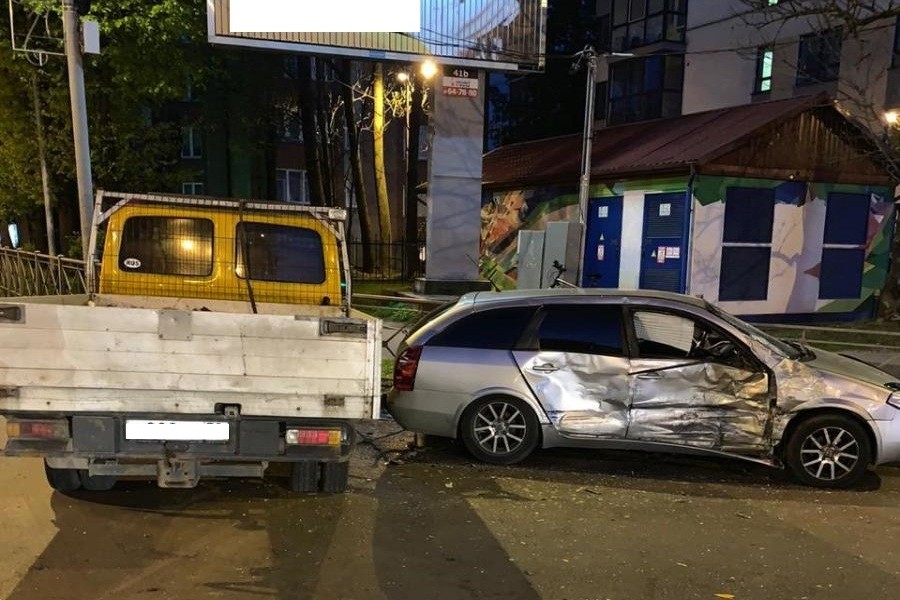 Грузовик проехал на красный и врезался в Nissan, пострадали двое (фото)