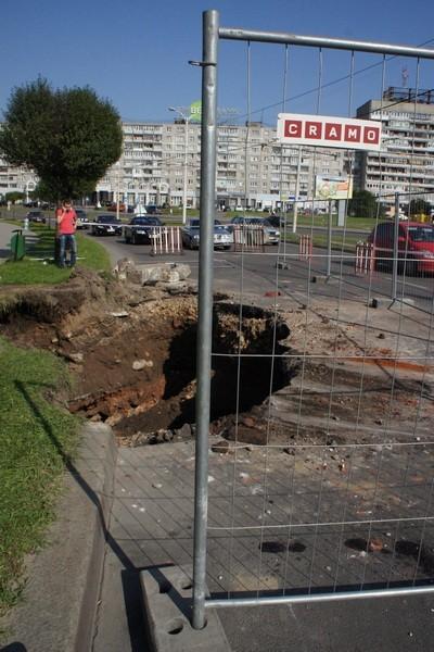 «Врата в преисподнюю»: фоторепортаж с места провала асфальта на Шевченко