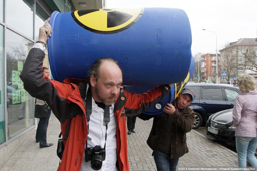 «Банки и бочки»: акция протеста финансированию Балтийской АЭС в Калининграде