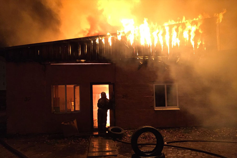 На проспекте Калинина крупный пожар, горят склады (фото)