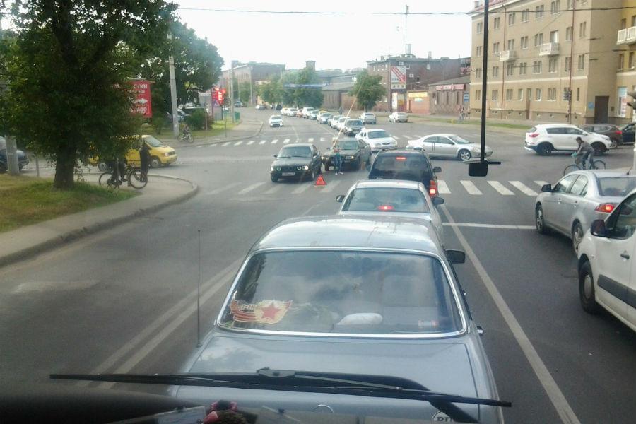 На улице Суворова столкнулись две легковушки (фото)