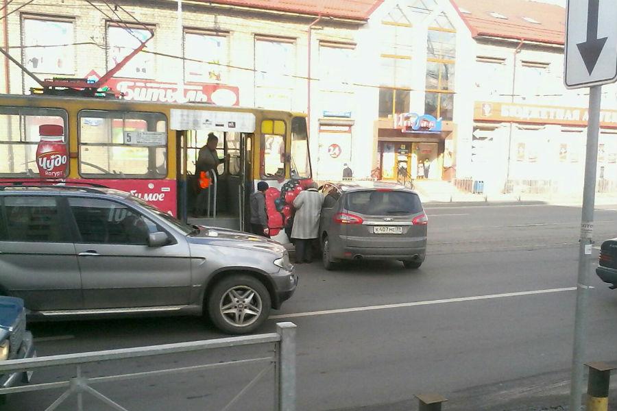В центре Калининграда трамвай врезался в «Форд», собралась пробка (фото)