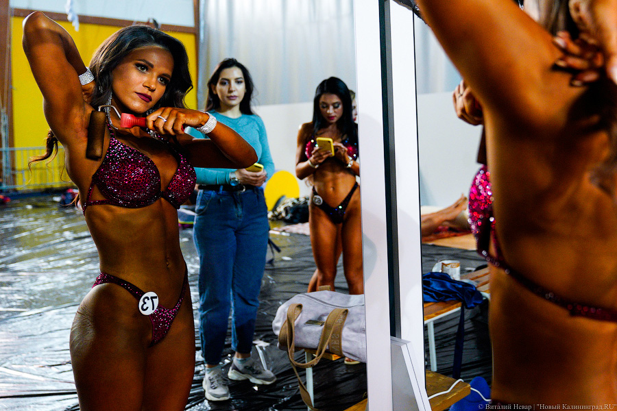 Мышцы в стразах: в Калининграде прошёл кубок региона по бодибилдингу (фото)