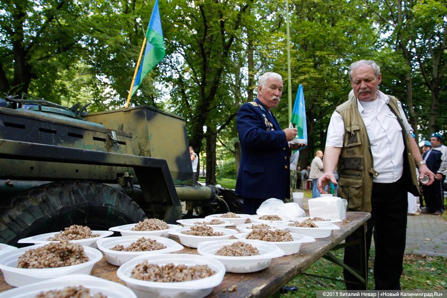 Камуфляж и полоски: «Голубые береты» Калининграда почтили память погибших товарищей