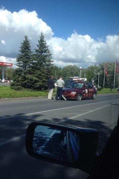 В Калининграде скутер под управлением 14-летнего подростка врезался в такси (фото)