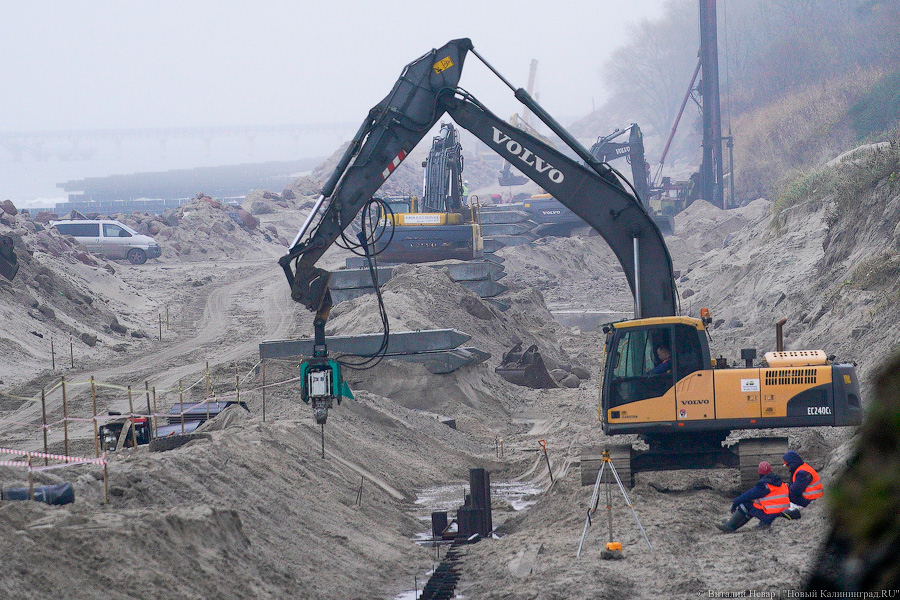 Серферы против гребенок: в Зеленоградске начали установку 40-тонных волноломов (фото)