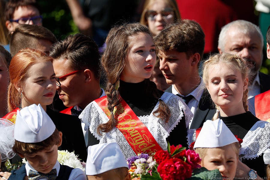 Майский вальс и слёзы: в школах Калининграда прозвенел последний звонок (фото)