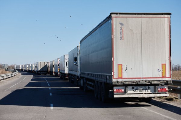 В очереди на выезд из региона в Литву скопилось около 200 большегрузов