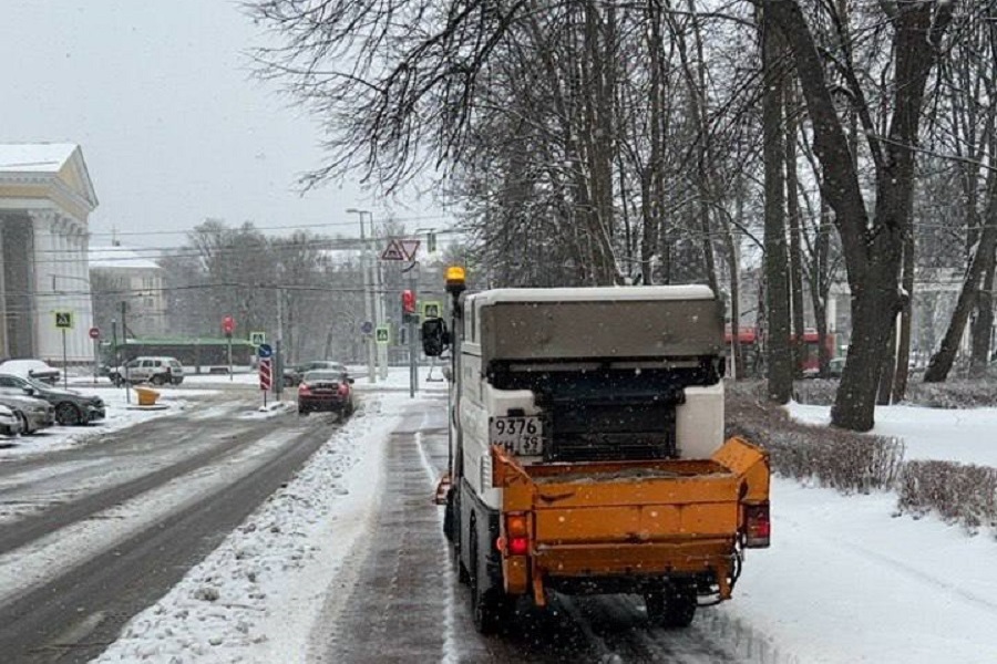Горадминистрация об уборке снега в Калининграде: техника и люди работают не прекращая