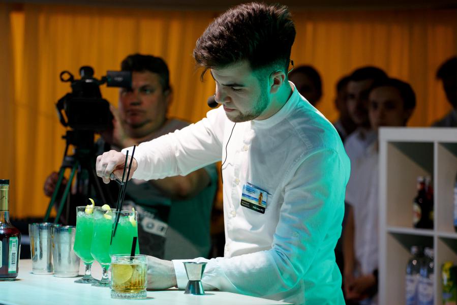 Море, поэзия, коктейли: в Калининграде выбрали обладателя «Янтарного шейкера»