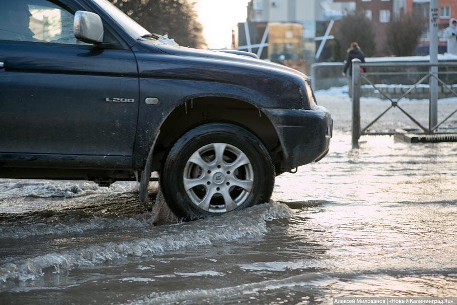 Зимний потоп: лопнувшая труба затопила Ленинский проспект (фото)