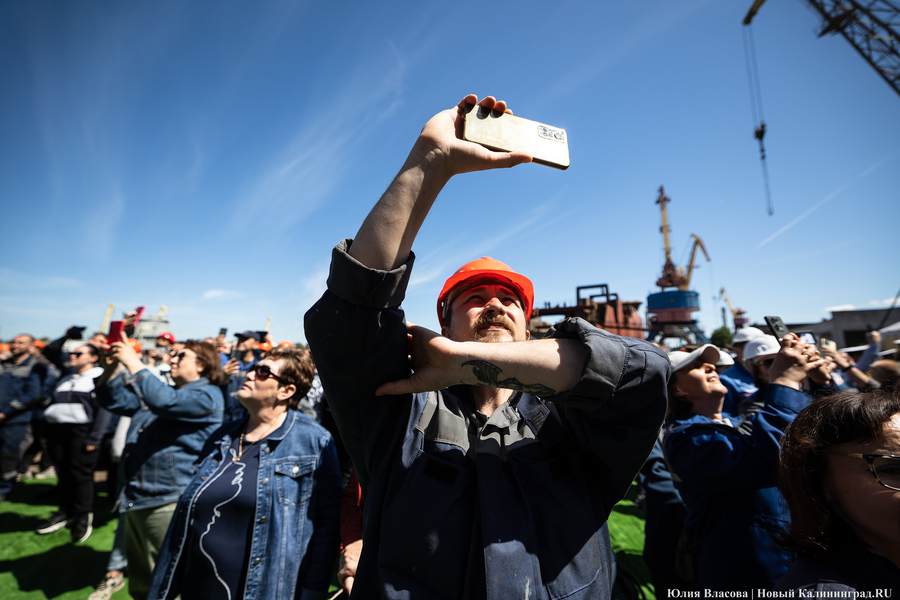 Флагман ВМФ России: в Калининграде спустили на воду большой десантный корабль (фото)