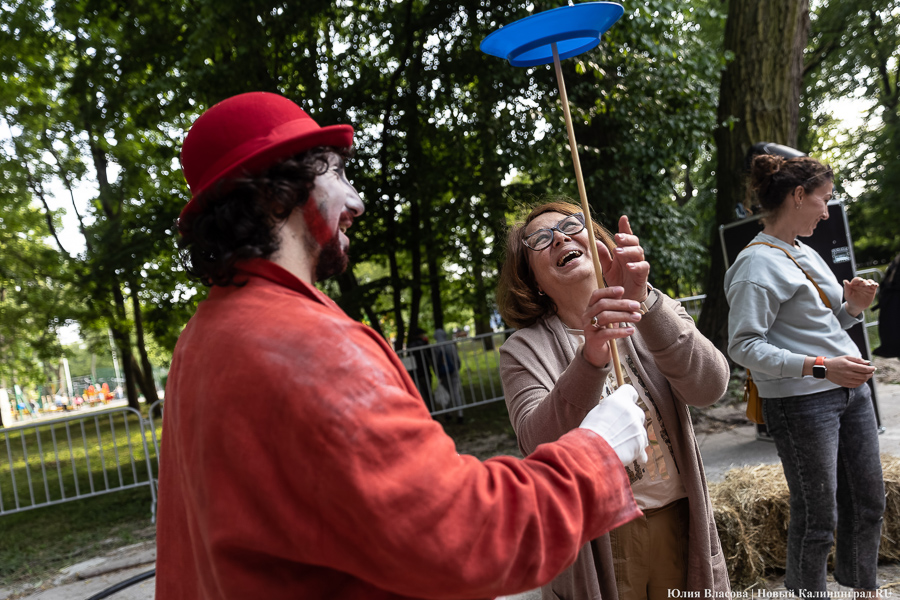 Это просто цирк какой-то: фестиваль «Башня» запустил уличную программу на «Балтике» (фото)