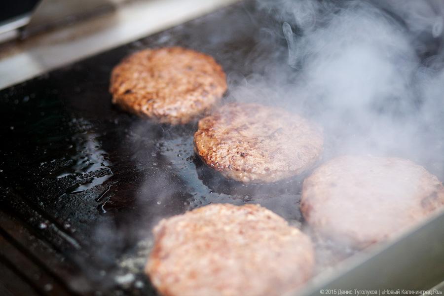 Бургер с дождем: как ели последний стритфуд в этом году