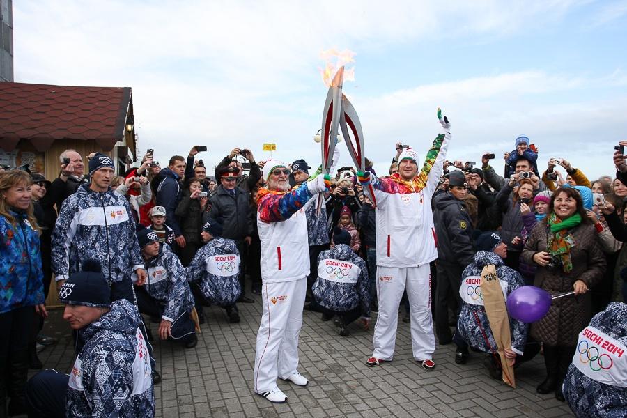 «Огоньку не найдется?»: Светлогорск встретил олимпийскую эстафету