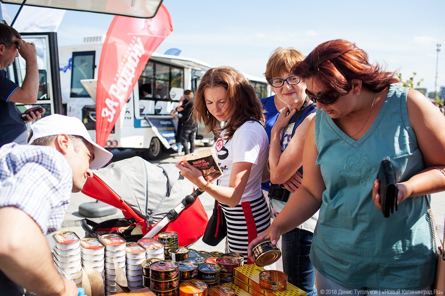Клопс на колёсах: как прошёл фестиваль фудтраков на Верхнем озере  