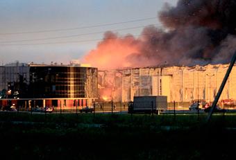 На тушении пожара на "Конкордии" работают 8 пожарных расчетов