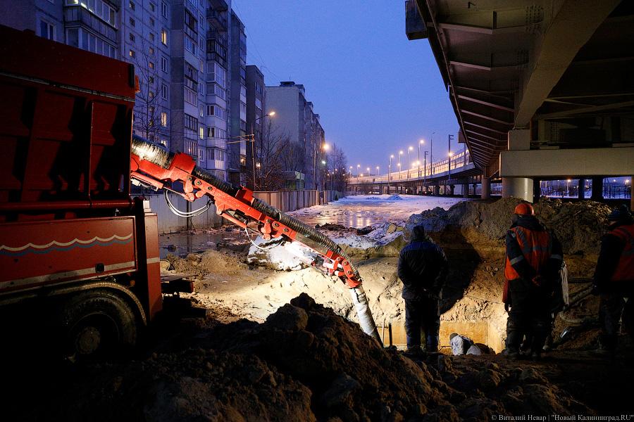 Ледовый остров: под второй эстакадой прорвало трубопровод (фото)