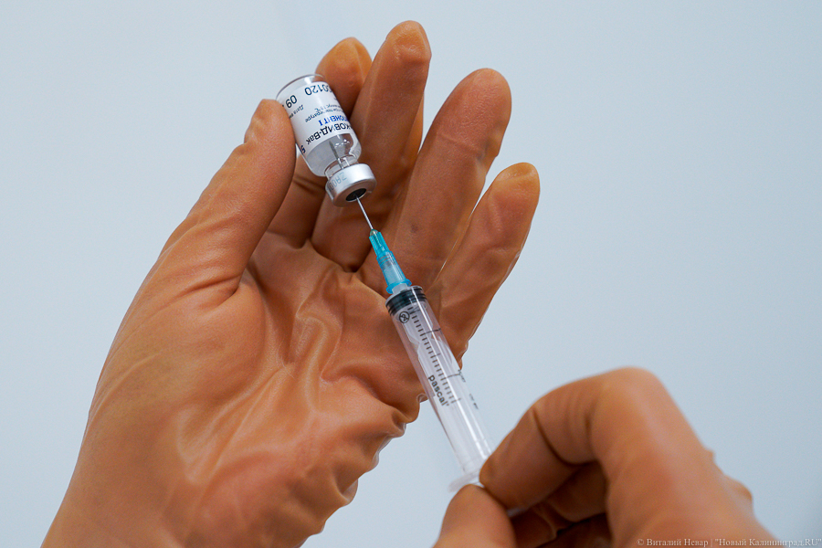 Минздрав рекомендовал привившимся от коронавируса носить маски