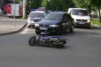 «Мерседес» сбил скутериста на ул. Чекистов в Калининграде (+ фото)