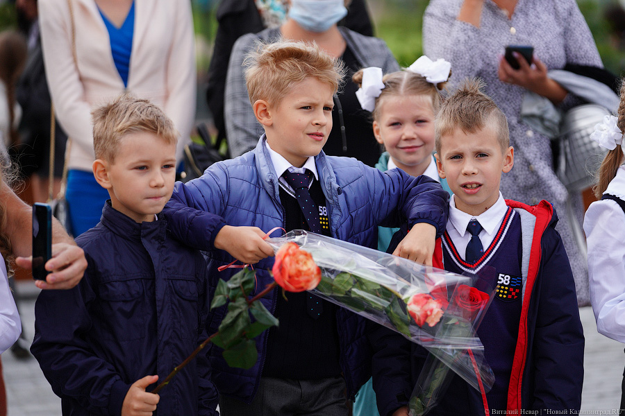 Серьёзное дело: как прошла первая линейка в самой новой школе Калининграда