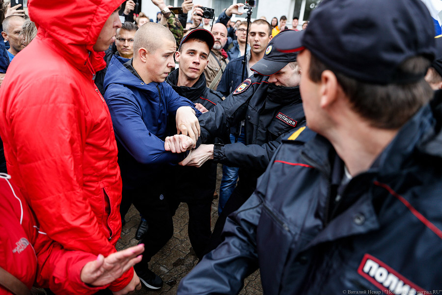 Утки-мандаринки: в Калининграде прошло шествие против коррупции