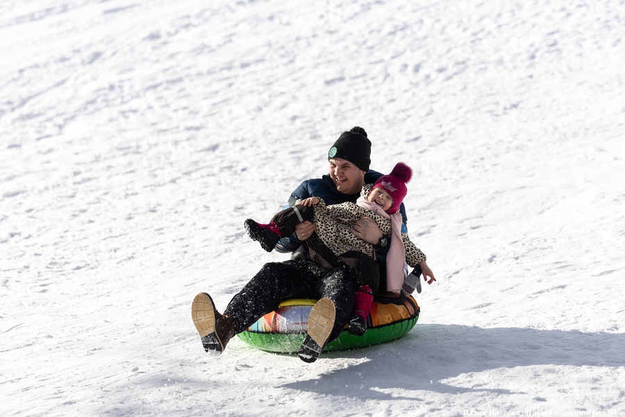 Зима не сдаётся: как выглядят улицы Калининграда после «снежного удара» (фото)