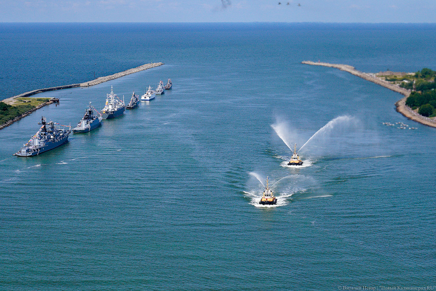 В Балтийске готовятся ко Дню ВМФ. Посмотрите на парад кораблей с высоты (фото)