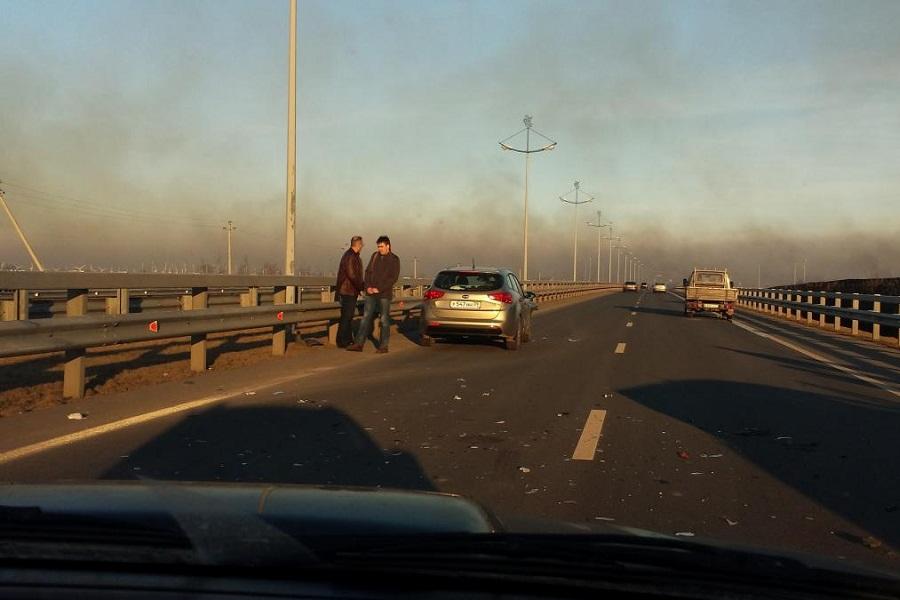 Из-за горящей травы на Приморском кольце столкнулись сразу 5 машин (фото)