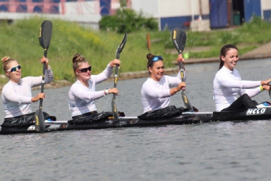 Полина Дайнеко — крайняя слева. Фото — kayak-canoe.ru предоставлено министерством спорта Калининградской области