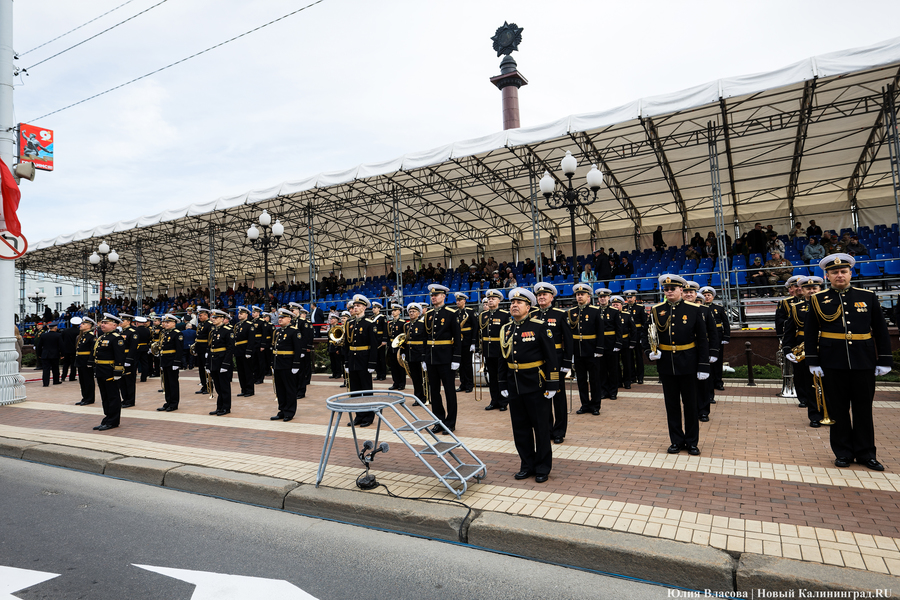 Под Знаменем Победы: в центре Калининграда прошел военный парад (фото)