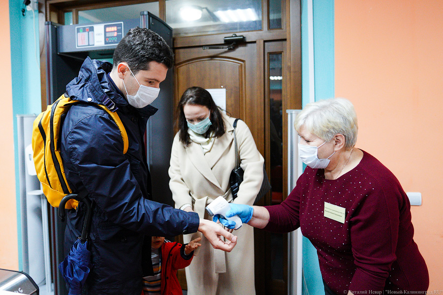 На участках и на кухне: как в Калининградской области прошёл первый день выборов