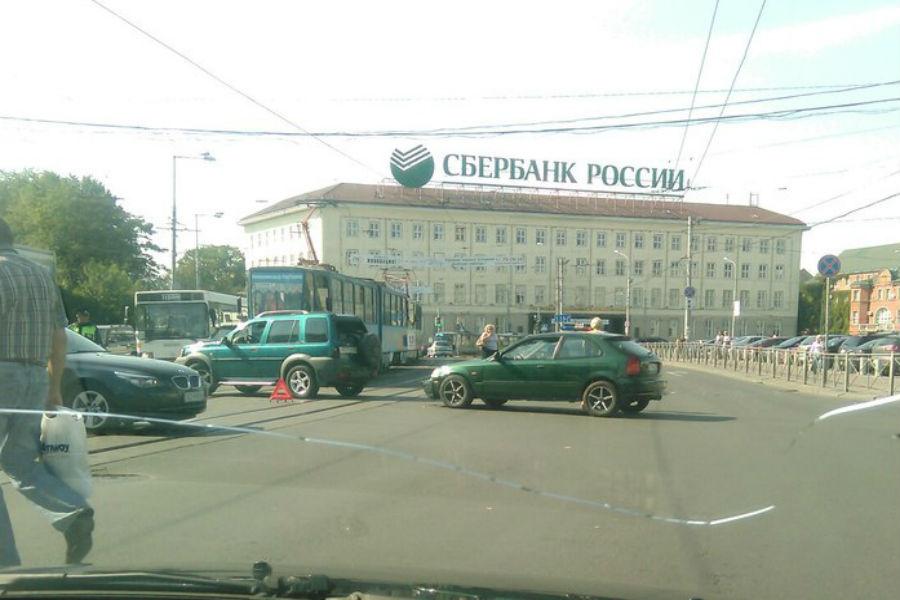 На площади Победы в Калининграде столкнулись три авто (фото)