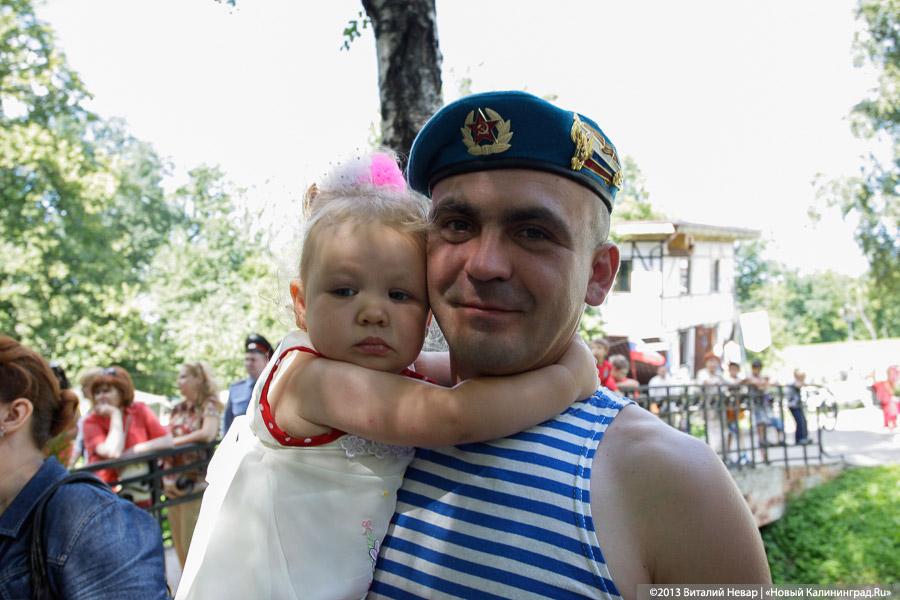 Камуфляж и полоски: «Голубые береты» Калининграда почтили память погибших товарищей