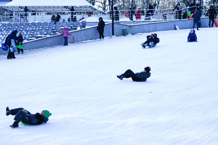 Скользя по утреннему снегу: калининградцы устроили катания с горки в Центральном парке (фото)