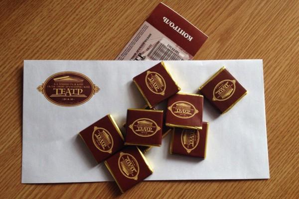 В калининградском театре при покупке билета можно получить маленький сувенир