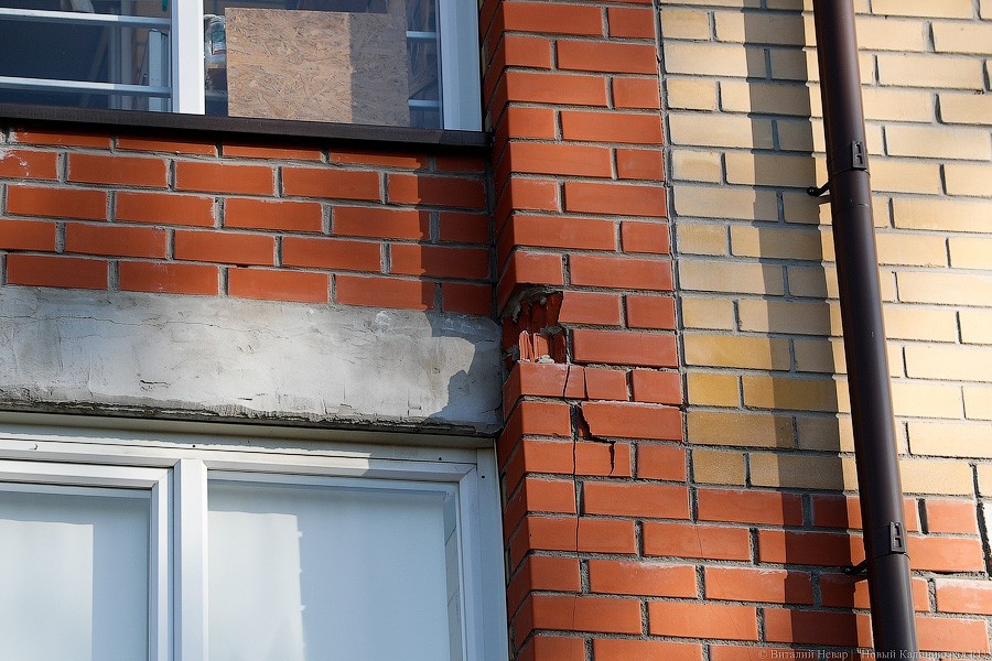 «Это строительный брак»: в несущих конструкциях дома в Васильково нашли трещины