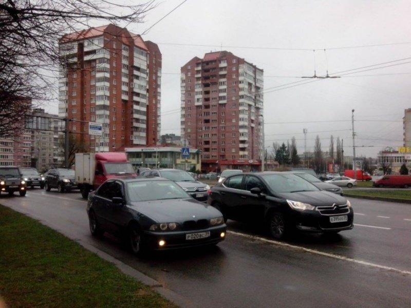 На Московском пр-те около Школы милиции произошло ДТП, движение затруднено (фото)