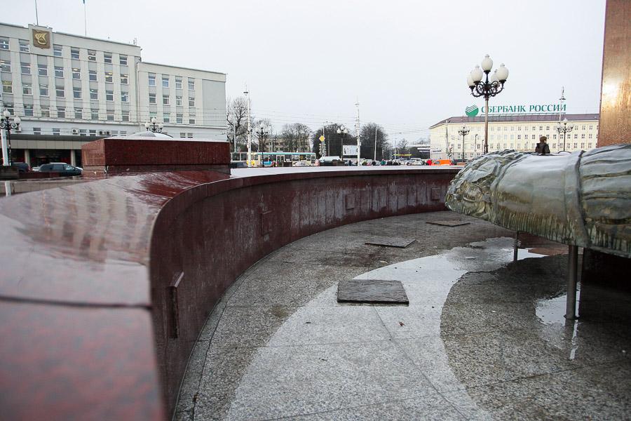 Победа и триумф: отчего на площади Победы появляются трещины и солевые отложения