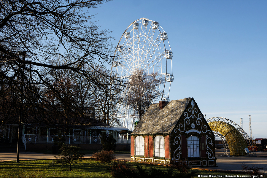 «Штормовая карусель»: из-за сильного ветра на колесе обозрения в Зеленоградске раскачивались кабинки