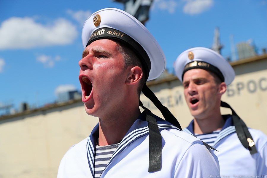 Трудный путь во флот: на БДК «Иван Грен» подняли Андреевский флаг