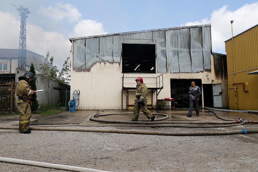 «Кто-то покурил»: на ул. Дзержинского выгорело 200 квадратных метров складов