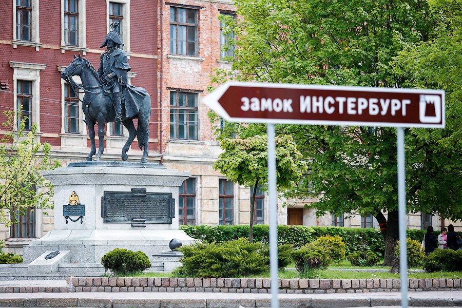 В Черняховске мужчина во время празднования Дня города разбивал трубой припаркованные авто